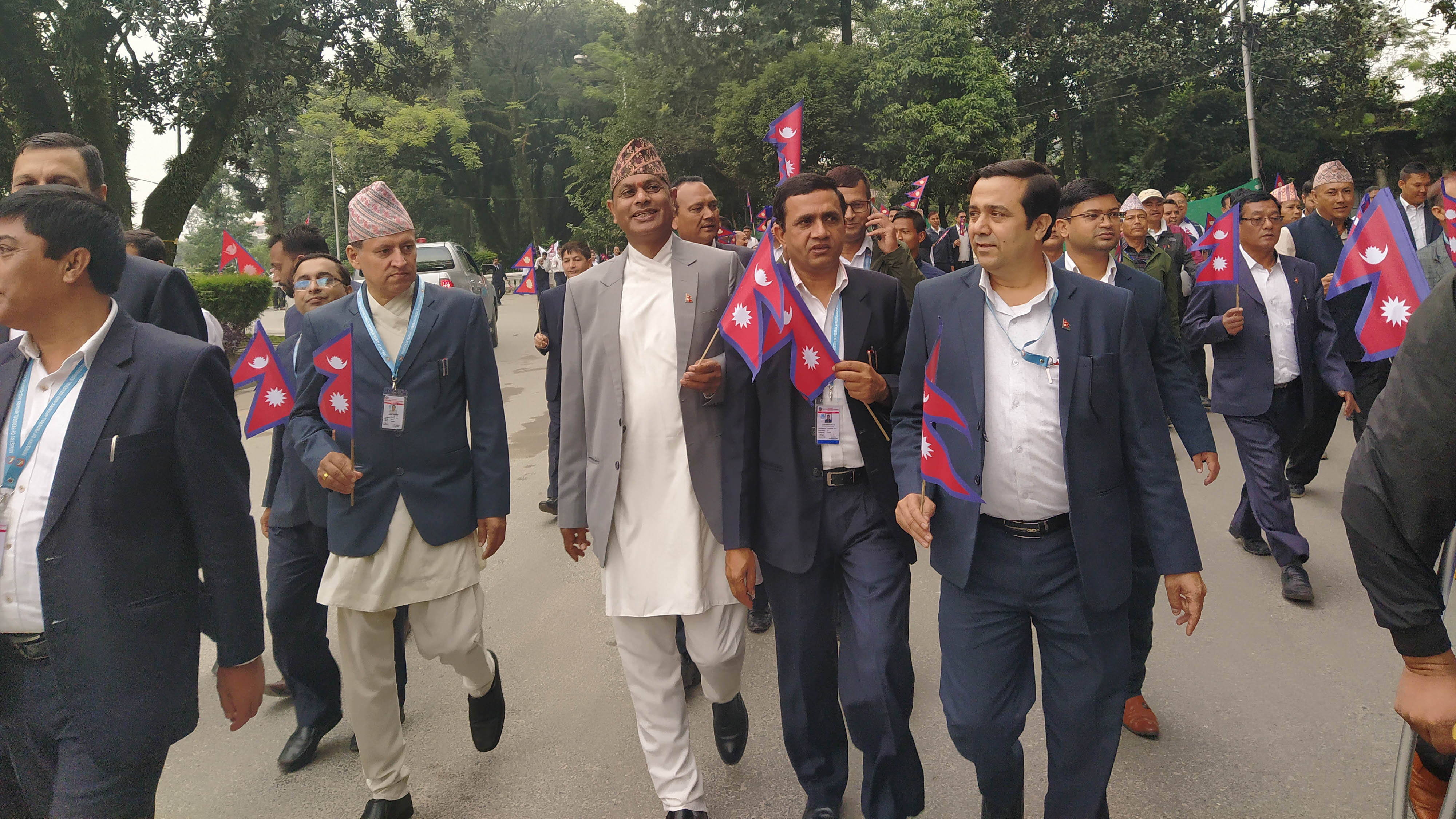 संविधान दिवस २०७६ मा संघीय मामिला तथा सामान्य प्रशासन मन्त्रालयका कर्मचारीहरुको र्‍याली ।