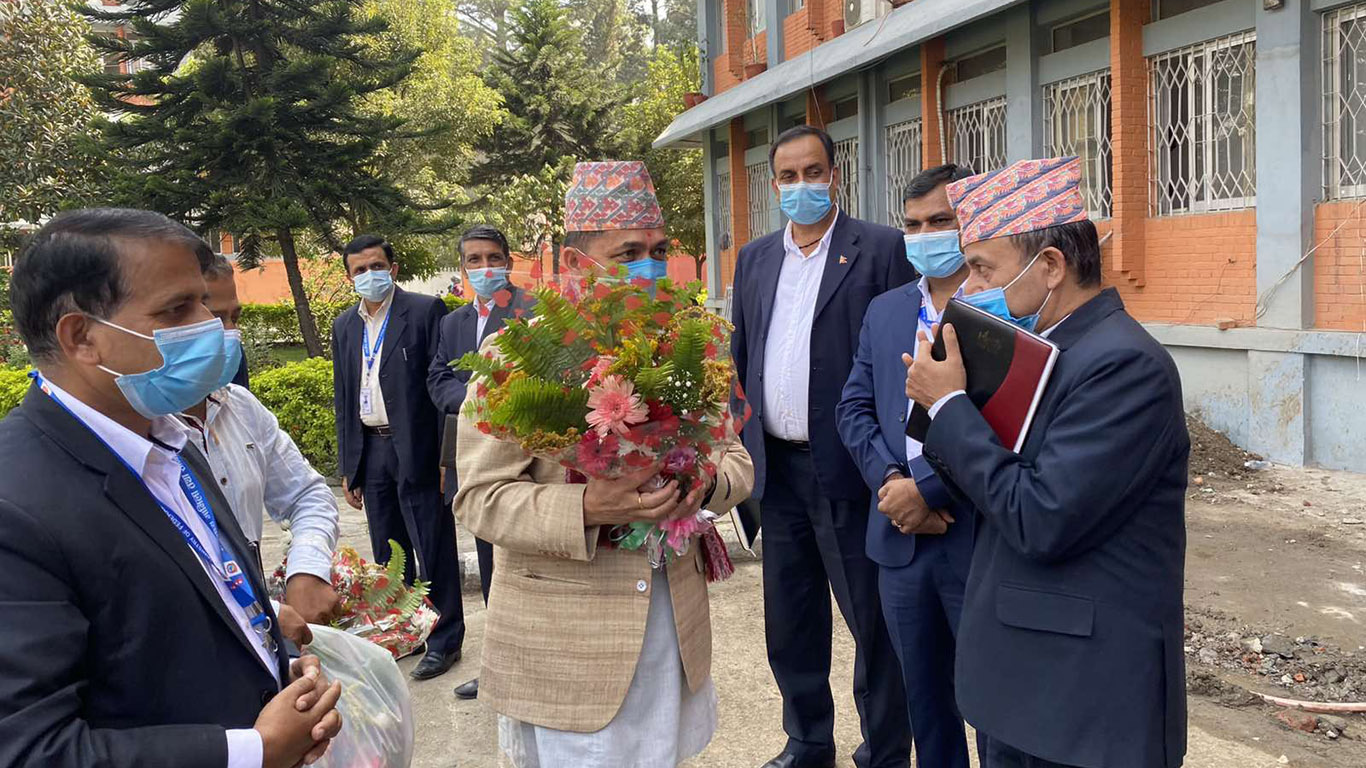 श्रीमान् सचिव एकनारायण अर्यालज्यूलाई मन्त्रालयमा स्वागत गरिदै ।